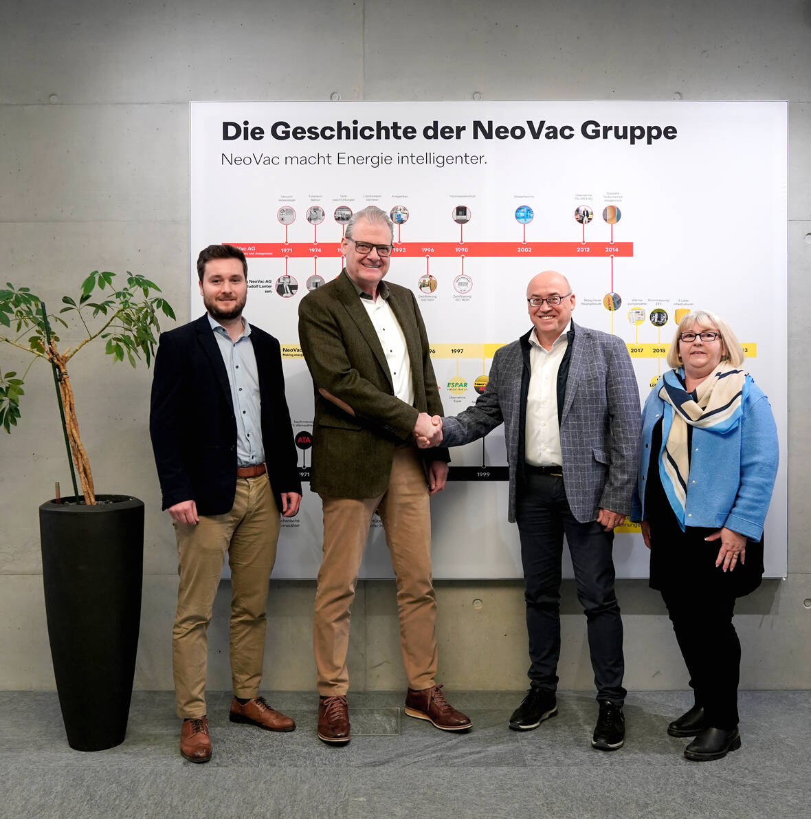 Von links: Reto Ammann und Rudolf Lanter von der NeoVac Gruppe mit dem Ehepaar Markus und Monika Willi, den bisherigen Eigentümern der Polytech Systeme AG | © NeoVac 